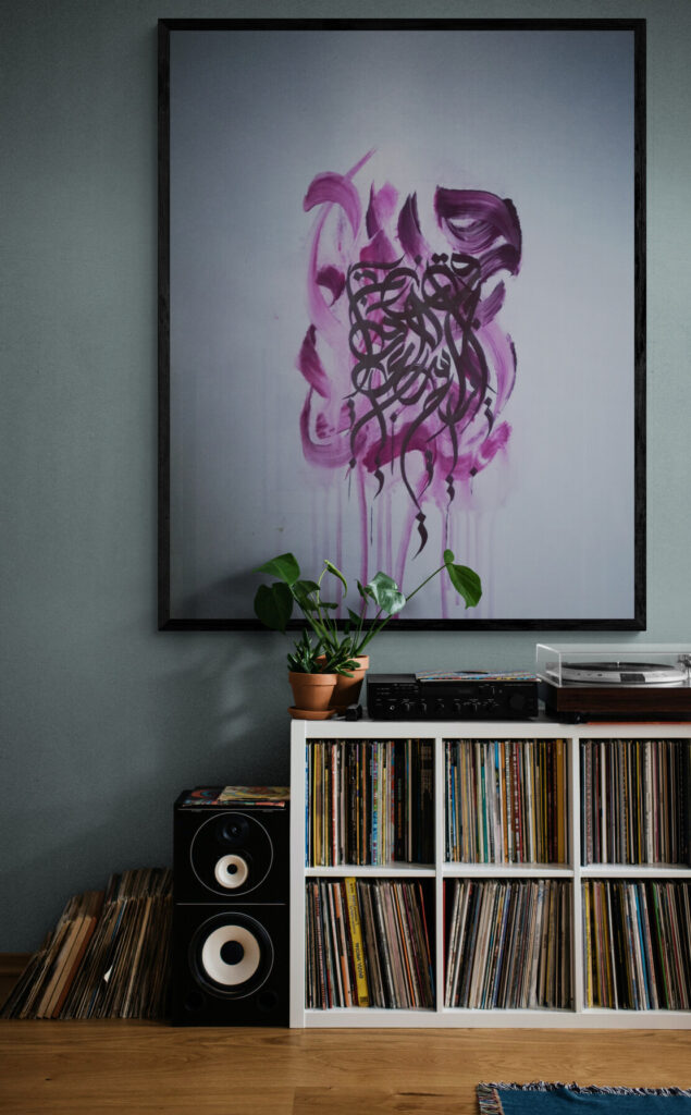 Cabinet_with_record_player_and_vinyl_records